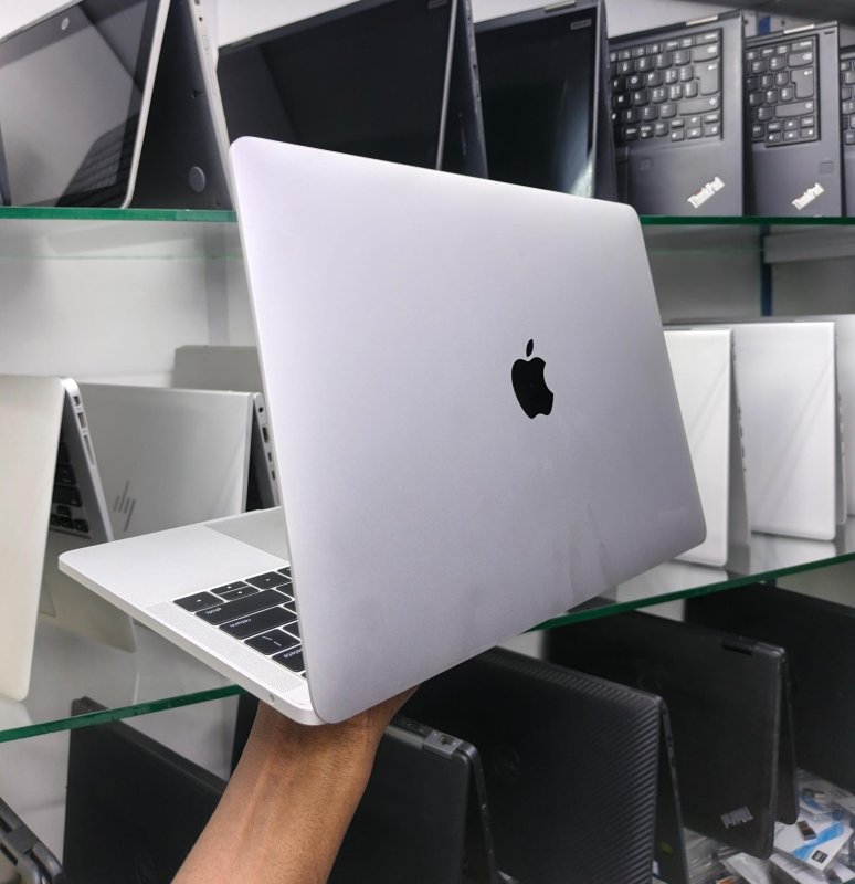 MacBook pro 2017 core i5 8gb 256gb ssd